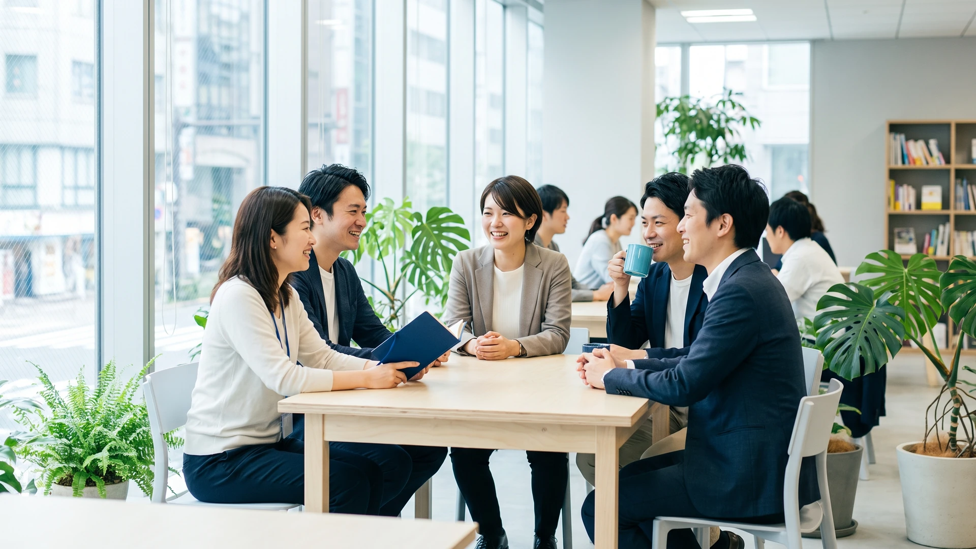 移転後のオフィスで打ち合わせをする日本人スタッフ