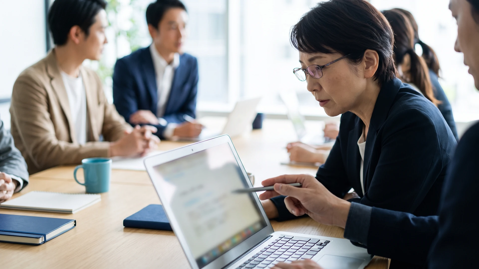 ノートPCを操作しながらAIの使い方を学ぶ日本人の受講者